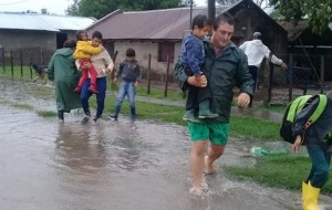 Hay evacuados en Sauce por desborde de un arroyo