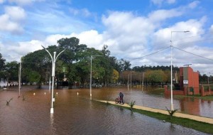 Por la crecida, suspendieron el paso fronterizo Monte Caseros-Bella Unión