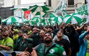 Camioneros acordó un aumento salarial de 107% y un bono de 100 mil pesos