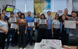 Trabajadores del diario Época continúan con reclamos salariales