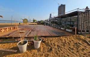 Denuncian que siguen avanzando los paradores privados sobre la Playa Arazaty