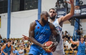 Derrota de Regatas terminó con apriete de hinchas a sus jugadores