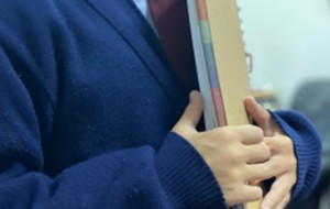 Ordenan a colegio privado reincorporar a niño que fue excluido por deber cuotas