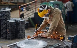 En el primer semestre, la industria cayó 16% y la construcción más del 32%