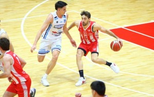 Regatas volvió a perder y quedó sin margen de error