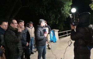 Docentes y policías autoconvocados protestaron frente a la residencia de Valdés