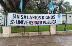 Trabajadores de la UNNE denuncian que le demoran pagos de aumentos docente