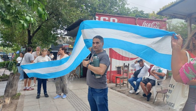 Trabajadores estatales autoconvocados protestan en contra de la recomposición salarial del 6%