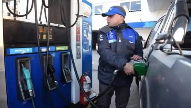 Desde que comenzaron los bombardeos a Irán, la nafta subió 6% en Argentina