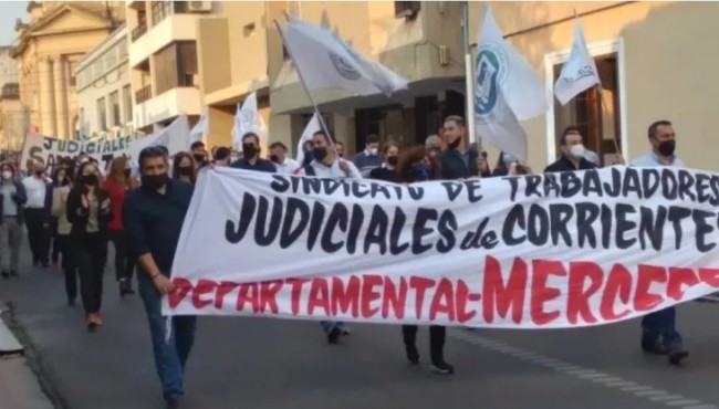 Judiciales marcharon en Corrientes por aumento salarial adeudado